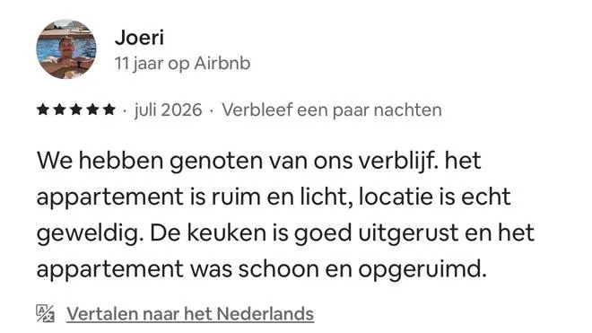Five-star Airbnb review by Joeri, July 2026, in Dutch: spacious and light, a great location, a well-equipped kitchen, clean
